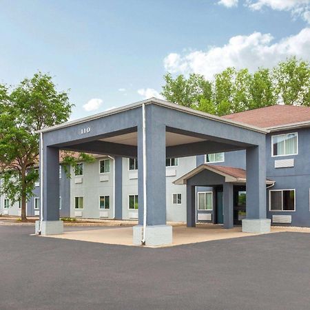 Super 8 By Wyndham Mchenry Fox Lake Area מראה חיצוני תמונה