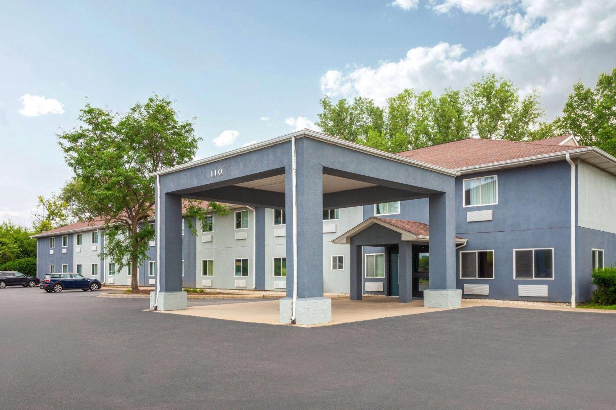 Super 8 By Wyndham Mchenry Fox Lake Area מראה חיצוני תמונה