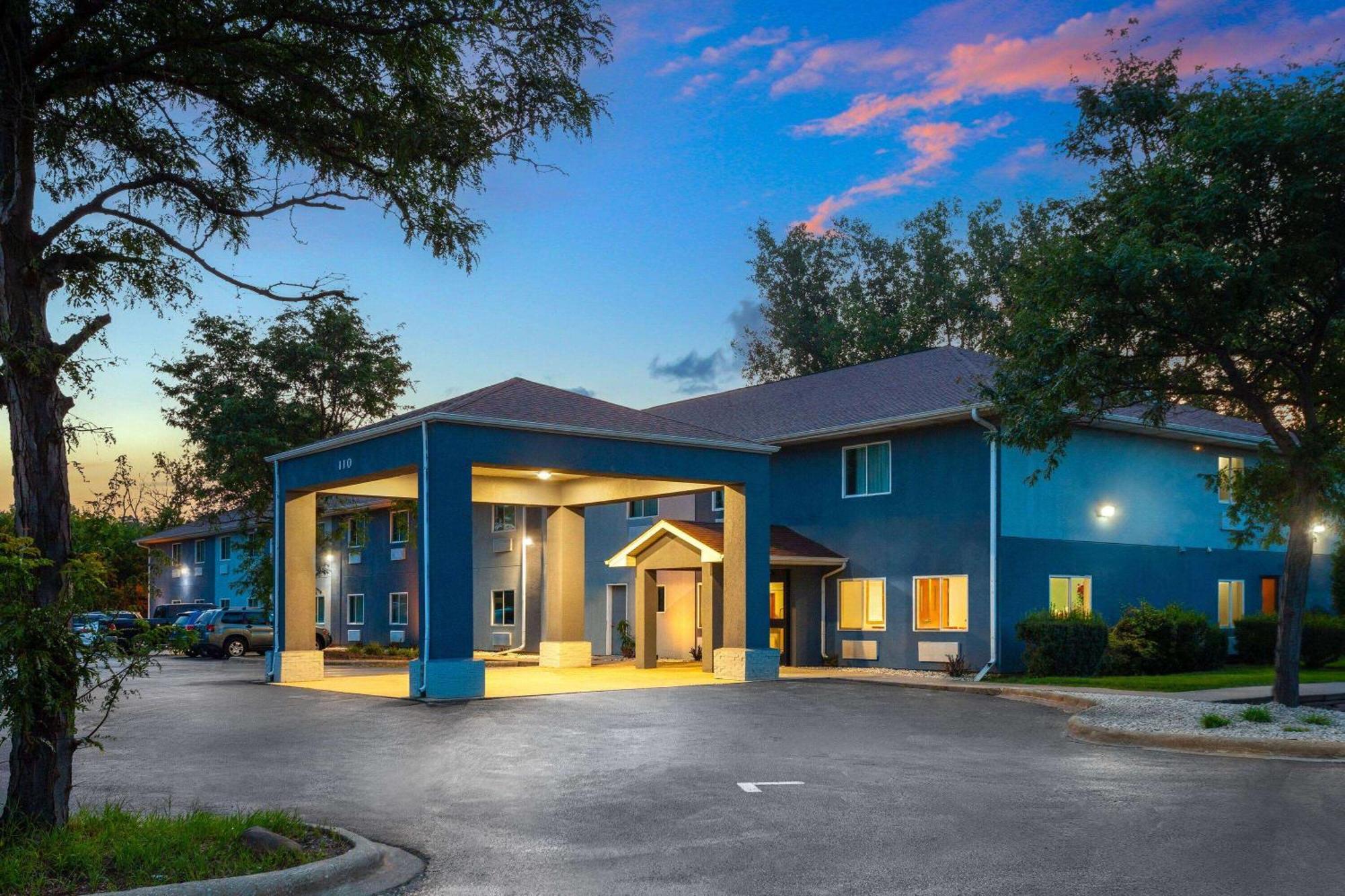 Super 8 By Wyndham Mchenry Fox Lake Area מראה חיצוני תמונה